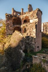 Fototapeta na wymiar Der eingestürzte Turm der mittelalterliche Schloßruine Heidelberg