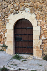 Fototapeta na wymiar Puerta de madera de un castillo