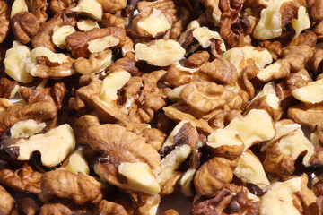 un montón de nueces peladas