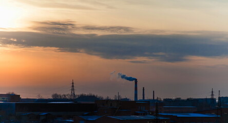 Obraz premium Sunset over the industrial area of the city in winter