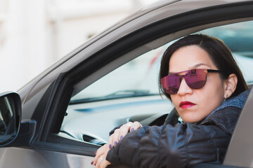 Fototapeta na wymiar mujer emprendedora mirando por la ventana del auto