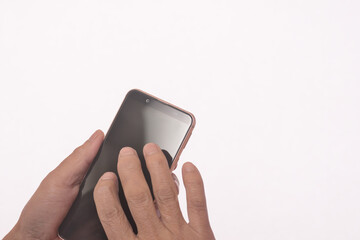 スマートフォンを操作するシニアの手