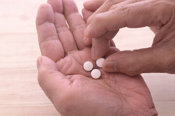 老人の手に錠剤