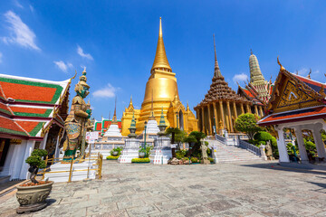 Obraz premium Temple of the Emerald Buddha or Wat Phra Kaew temple, Bangkok, Thailand