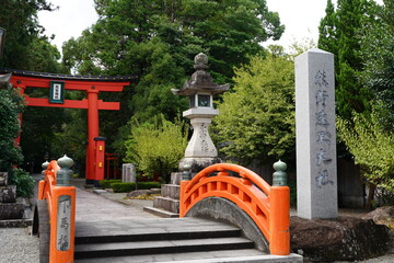 熊野速玉大社の赤い鳥居。和歌山県、日本。神社　橋　熊野詣　