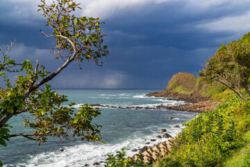 Falaise et mer, sur la côte ouest de la péninsule de Shiretoko, près de Otoro, Hokkaido, Japon,...