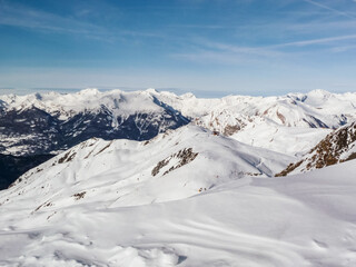 Fototapeta na wymiar Panorama sur les pistes enneigées du domaine skiable de Vars-Risoul, Hautes-Alpes, France