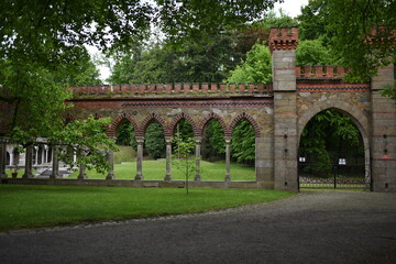 Fototapeta na wymiar old stone bridge in the park