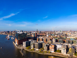 Obraz premium Hafencity Hamburg Elbphilharmonie Elbe bei Sonnenschein Baustelle Bau Kran