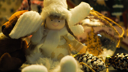 Cette petite fée au regard innocent semble heureuse de l'arrivée de Noël.  Son doux regard apaise nos maux et nous emplit d'insouciance