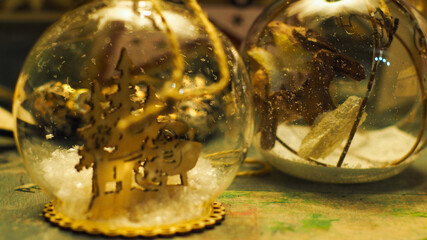 Magie de Noël, avec des boules de Noël aux motifs hivernaux et une ambiance très chaleureuse