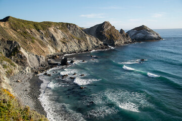 Obraz premium view of the ocean and surf along big sur california
