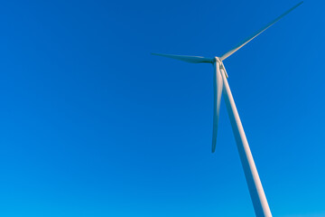青い空と風力発電機