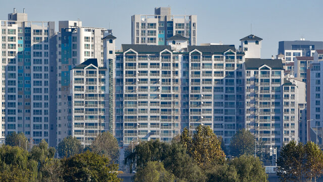 apartment along the Han River in Seoul.