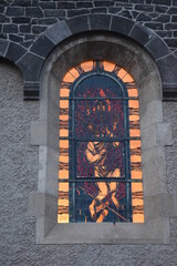 beleuchtetes Kirchenfenster