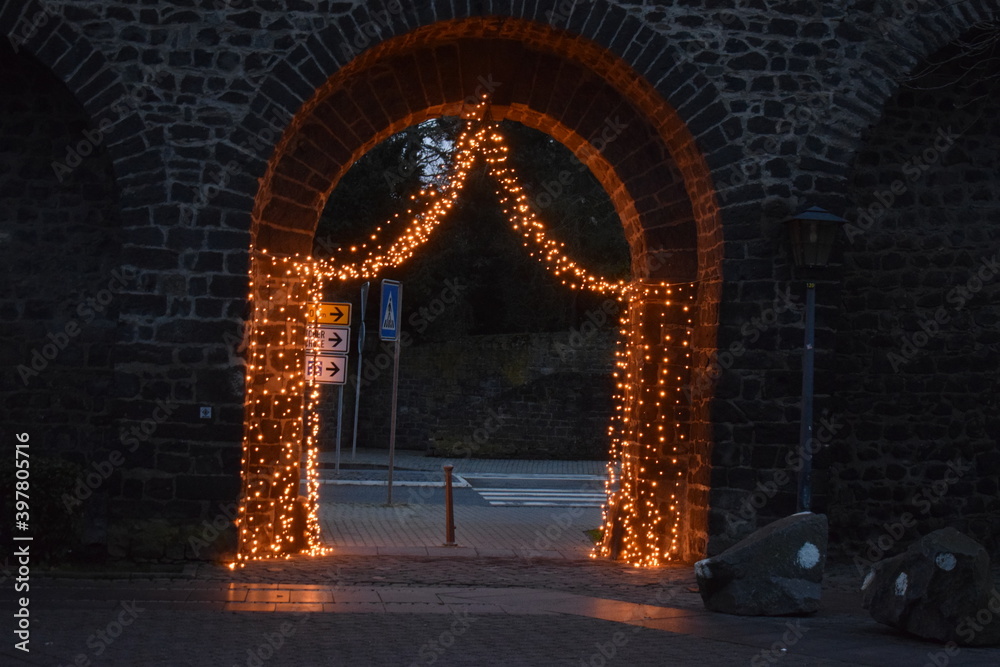 Sticker Weihnachtsbeleuchtung in dunkler Stadt