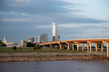 Obraz premium skyline view of oklahoma city with bridge