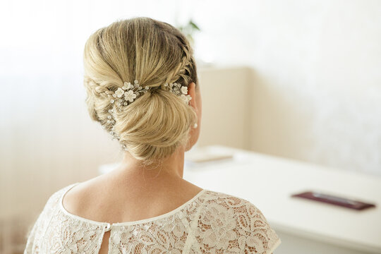 Brautfrisur geflochten mit Haarschmuck