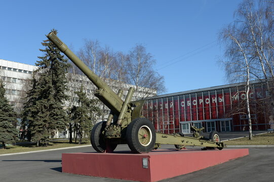 Exposition of artillery equipment from the great Patriotic war near the Moscow defense Museum in the Olympic village. 152mm ML-20 howitzer gun of the 1937 model