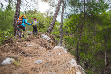 Obraz premium A child with his mother on a hike to the mountains