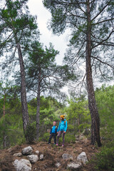 Naklejka premium A child with his mother on a hike to the mountains