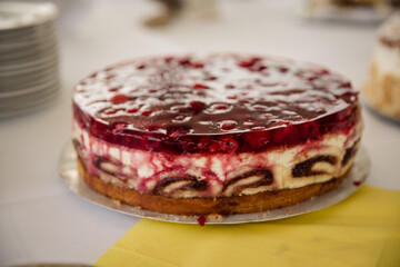 Leckere Himbeertorte mit Sahnefüllung