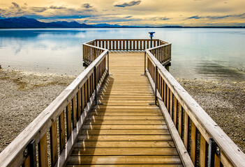 Obraz premium old wooden jetty at a lake