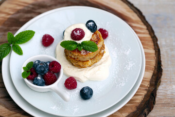 panquecas de queijo cottage na farinha de aveia com creme e frutas frescas.
