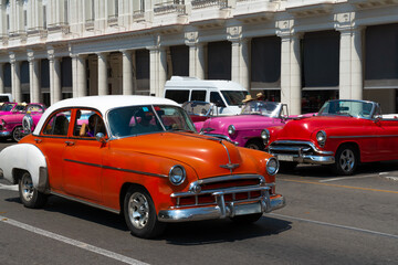 La Habana, Cuba, hay muchos carros clásicos en funcionamento en La Habana Vieja.
