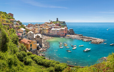 Obraz premium View over Vernazza in summer, Cinque Terre, Liguria, Italia