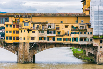 Die Ponte Vecchio über dem Fluß Arno in Florenz, Italien