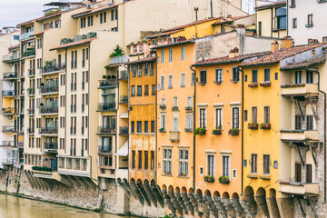 Fototapeta na wymiar Alte Hausfassaden am Ufer des Arno in Florenz, Italien