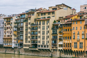 Fototapeta na wymiar Alte Hausfassaden am Ufer des Arno in Florenz, Italien