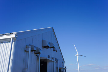 風力発電機と倉庫