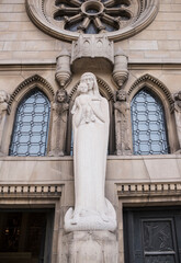 Obraz premium Notre-Dame Chatnedral. Sculpture at the entrance to the Cathedral