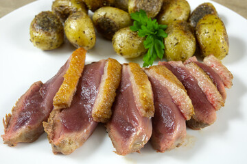 magret de canard et pommes de terre grenailles