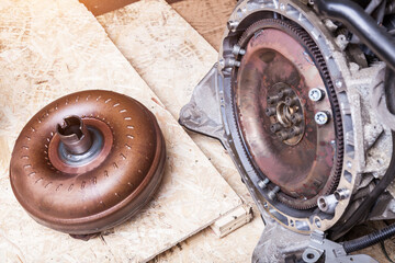 An automatic transmission removed from a car in a car workshop for auto-analysis. The pump wheel is connected to the engine crankshaft, the turbine is connected to the gearbox.