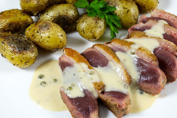 magret de canard sauce poivre vert et pommes de terre grenailles