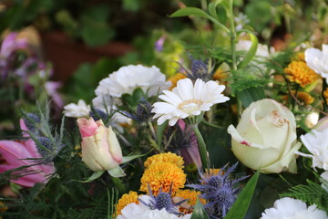 Gemischte Blumen nach Beerdigung auf dem Friedhof
