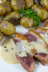 magret de canard sauce poivre vert et pommes de terre grenailles