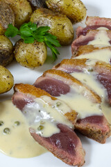 magret de canard sauce poivre vert et pommes de terre grenailles