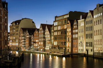 Historischer Hafen Hamburg am Abend