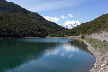 Fototapeta na wymiar View of the beautiful lago Scale close to Bormio