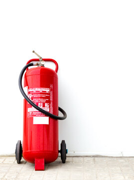 Extintor de incendios sobre fondo blanco para carteles de seguridad