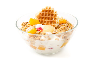 Granola mit Joghurt und Früchten