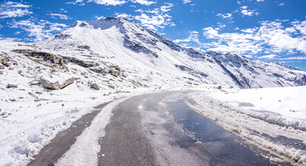 Fototapeta na wymiar Mesmerizing view en-route to snow covered Rohtang pass on leh Manali highway, Himachal Pradesh, India.