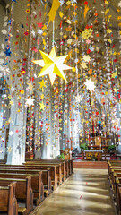 Weihnachtssterne in der Kirche in Velden