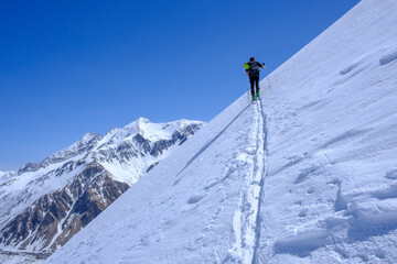 Scialpinista in salita verso il Pizzo dell'Uomo, Lucomagno, Svizzera