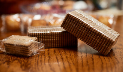 Varios paquetes de galletas sobre una mesa de madera