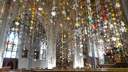 Weihnachtssterne in der Kirche in Velden